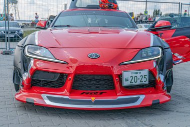 Kyiv Araba Sürükleme Festivali 'ndeki kırmızı Toyota Supra' nın yakın plan görüntüsü. Tuğla kaldırıma park edilmiş Kyiv, Ukrayna 06-15-2025