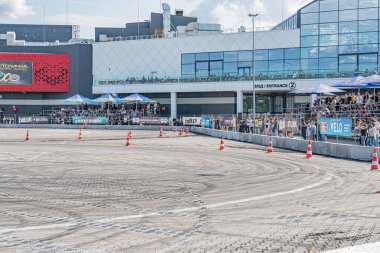 Yüksek tavanlı kapalı spor tesisi veya sergi salonu ve geniş turuncu güvenlik konileri işaretli yol, bulutlu gün, konilerin ötesinde faaliyet, yüksek platfo Kyiv, Ukrayna 06-15-2025