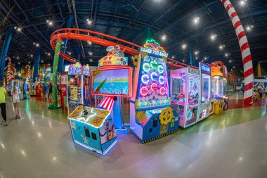 Geniş alışveriş merkezi Kyiv Blockbuster Alışveriş Merkezi. Canlı bir oyun odası olan Galaxy Lunaparkı Renkli, benzersiz oyun makineleri Kyiv, Ukrayna 06-15-2025