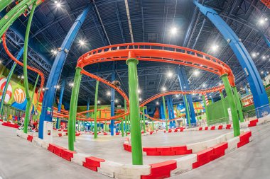 Büyük bir alışveriş merkezi, Kyiv Blockbuster Alışveriş Merkezi, bir kapalı lunapark, Galaksi Merkezi turuncu ve kırmızı Kyiv ile boyanmış dinamik bir hız treni pisti, Ukrayna 06-15-2025