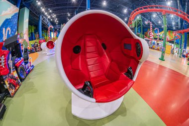 Kyiv Blockbuster Alışveriş Merkezi 'ndeki kapalı eğlence parkında önemli yapılar arasında büyük bir kırmızı deniz kabuğu gezisi ve daha küçük mavi, kırmızı ve sarı yapılı Turuncu döşemeli Floo Kyiv, Ukrayna 06-15-2025