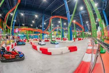 Kyiv Blockbuster Alışveriş Merkezi renkli binişler ve eğlencelerle dolu canlı, çok katlı bir eğlence parkına sahip ana odak noktası büyük hız treni, kıvrımlı Kyiv, Ukrayna 06-15-2025