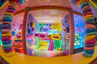 Kyiv Blockbuster Alışveriş Merkezi 'ndeki Galaksi Eğlence Pembe, mavi, sarı, yeşil, orangutan Kyiv, Ukrayna 06-15-2025