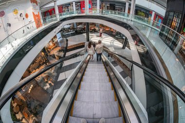 Modern alışveriş merkezi atriyumu, şeffaf cam paneller, metal ve cam tasarımı, parlak ışıklandırma, doğal ışık akışı, pol Kyiv, Ukrayna 06-15-2025