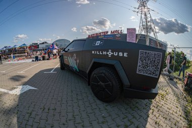 Açık hava etkinliği, Star City Alışveriş Merkezi tabelası, KILLHOUSE adlı siyah Siber kamyon, canlı yeşil ve mor grafik tasarımı, tuğladan döşemeli sokak, diğer araçlar, karavan, temiz bl Kyiv, Ukrayna 06-15-2025