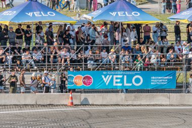 Açık hava etkinliği, Kyiv Araba Sürükleme Festivali Beton pisti, mavi şemsiyeler, seyirciler, canlı mavi pankartlar, açık gökyüzü Kyiv, Ukrayna 06-15-2025