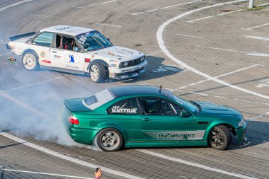 Kyiv Araba Sürükleme Festivali, BMW M3 yeşil, VANT, Mercedes-Benz beyaz, UPS, yarış pisti gri asfalt, beyaz çizgiler, hareket, yüksek hız, açılı manzara, üç çeyrek Kyiv, Ukrayna 06-15-2025