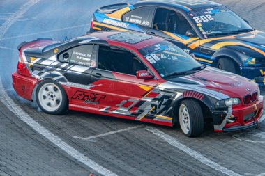 Kyiv Araba Sürükleme Festivali 'nde BMW yarış arabalarının üç parçalı görüntüsü, farklı perspektiflerle merkezi panel hız ve hareketi gösteriyor, sol panel h Kyiv, Ukrayna 06-15-2025