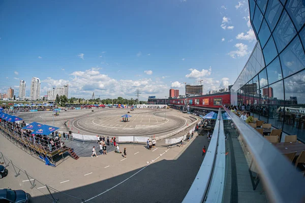 Kyiv 'de bir BMW arabası ve sürüklenen bir rekabetin yer aldığı açık hava etkinliği kırmızı yarış pisti, zıt çadırlar ve modern kentsel yapı Kyiv, Ukrayna 06-15-2025