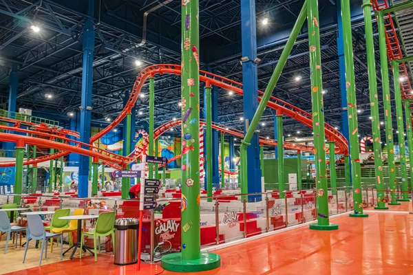 Kapalı eğlence parkı, Kyiv Blockbuster Alışveriş Merkezi, Ukrayna 'nın en büyüğü, hareketli hız treni yapıları, dinamik hareket, yemek alanı, düzenli masalar, kırmızı Kyiv, Ukrayna 06-15-2025