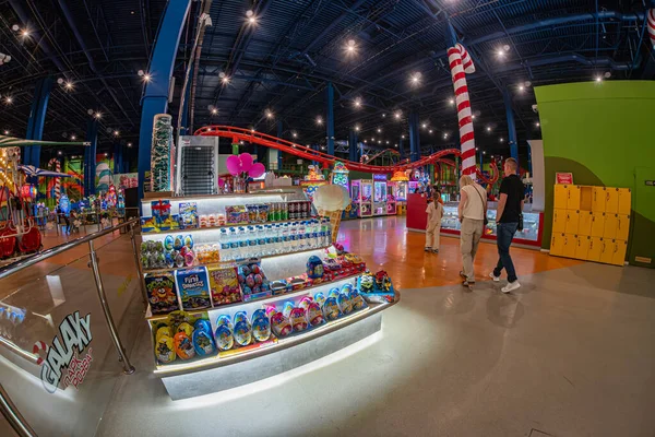 Kyiv Blockbuster Alışveriş Merkezi 'ndeki kapalı lunapark, canlı oyunlar, binişler ve ticari ürünlerle canlı atmosfer ve aydınlatma Kyiv, Ukrayna 06-15-2025