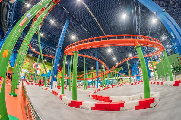 Kyiv Blockbuster Mall Large 'daki kapalı lunapark. Renkli roller coaster pisti, kırmızı, sarı, mavi, Kyiv, Ukrayna 06-15-2025