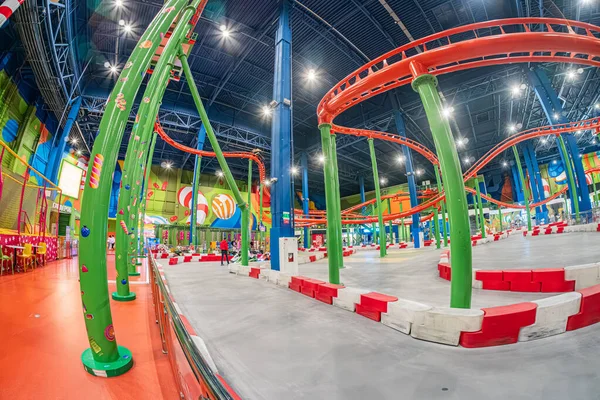 Kyiv Blockbuster Alışveriş Merkezi 'ndeki kapalı lunapark. Renkli roller coaster, yeşil, mavi ve turuncu tonlarıyla baskın, karmaşık kıvrımlar ve tu Kyiv, Ukrayna 06-15-2025