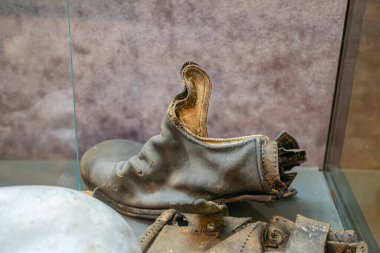 Metalik insansı heykel, gövde belirgin bir şekilde görünür perçinler ve borular ile gösterilir. Bunun yerine baş iç mekanizması koyu bir arkaplan üzerine kurulur, odaklanmış ışıklandırma s oluşturur.