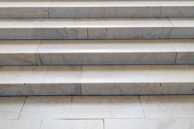Dikdörtgen bloklu mermer merdiven, daha koyu tonlardan daha açık tonlara yükseliş, kapalı bir ortamda düşük bir açıdan fotoğraflanmış, doğal ışıklandırma, düz bir tarz.