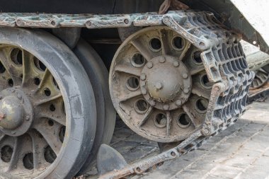 Beton, parlak aydınlatma üzerinde asılı duran iyi bakımlı bir tank pistinin yakın görüntüsü. a