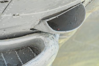 Metalik bir hava aracına yakın çekim, perçinlenmiş deriyle açılı görüş, muhtemel uçak gövdesi, radar kubbesi, açık hava ayarları, doğal gün ışığı.