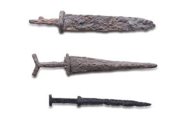 Üç antika metal nesne koleksiyonu, muhtemelen aletler ya da silahlar, yatay olarak nötr bir arkaplanda dizilmiş bir nesne kancaya ya da klipse gibi, diğeri de neşter benzeri.