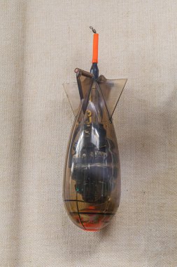 Bir Ukrayna insansız hava aracı modelinin yakın çekimi, bir denizaltıyı andırıyor, kahverengi bir yüzeye monte edilmiş, içinde gri, kırmızı ve siyah gölgeler ve metalik parıltılı bir iç mekan,