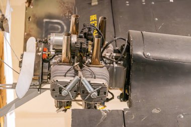 Rus insansız hava aracı bileşenlerine yakın çekim, merkezi silindirik bir nesne ve etrafındaki metalik parça dişlileri, çubukları birleştirme, beton duvarlı bir endüstriyel arka plan Grainy t