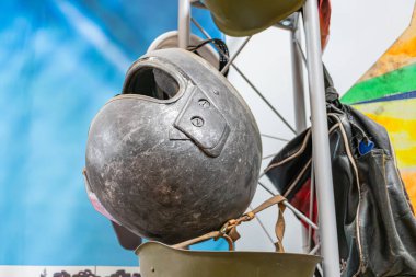 Arka planda gerçek boyutta astronotların kafa ve miğfer grisi, plastik metal, muhtemelen taklit edilmiş iki yeşil gri konteynırın yer aldığı kapalı serginin yakın çekimleri D harfi olmadan görülür.