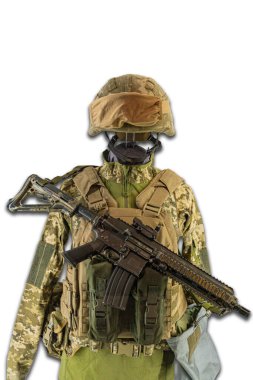 Kamuflajlı Ukrayna askeri üniforması giyen bir manken, yastıklı bir ceket, iletişim cihazlı bir kask ve bir tabanca ile betimleniyor.