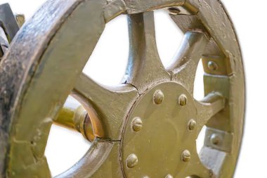 Karmaşık, çok parçalı metal bir nesnenin yakın çekimi muhtemelen tekerlekleri ve dişlileri olan bir mekanizma, karmaşık tasarımı sergiliyor koyu metalik renk çeliği veya demiri işaret ediyor.