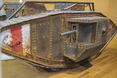 Görünür perçinler, kabarık bir silah namlusu ve hareket izleri olan eski ve detaylı bir tank tanımlanamaz. a