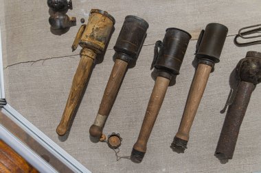 Tarafsız bir arkaplanda görünen kenarı ya da konnektörleri olan yıpranmış eski moda borular koleksiyonu. a