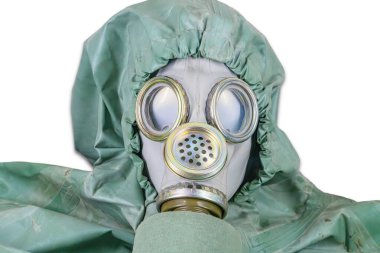 Kapüşonlu ve maskeli, antika yeşil bir kimyasalın ön portresi. Maske göz kapaklarını boyayıp filtrelemiş. Görüntü yumuşak, muhtemelen kapalı bir yerde yakılmış.