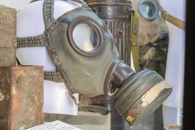 Filtresi, müzesi ya da koleksiyonu olan antika zeytinyağı maskesi, arka planda potansiyel tarihi teçhizat, hatta ışıklandırma. a