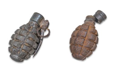 İki antika el bombası hafif arka planda, biri paslı yamalı, diğeri yıpranmış, hatta aydınlatma, nötr renk paleti egemen toprak tonları, düz stil,