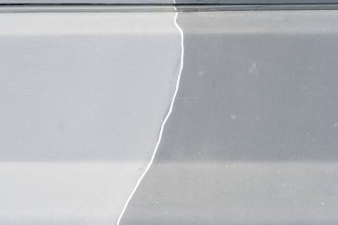 Karşıt siyah ve beyaz bir nesnenin yakın plan görüntüsü, yansıtıcı siyah bölüm beyaz tabana gölge düşürme, iç mekan ayarı, yukarıdan aşağıya yapay aydınlatma, yukarıdan aşağıya perspektif