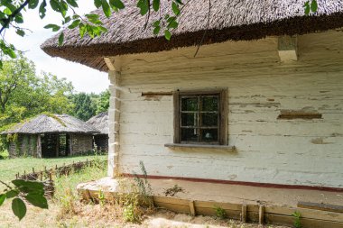 Orta Avrupa 'da bir köyde sazdan çatılı antik taş ev, yeşilliklerin arasına kurulmuş. Havası solmuş görünüş, tek pencere, sakin ve sakin atmosfer, bulutlu gün veya sabahın erken saatlerinde öğleden sonra