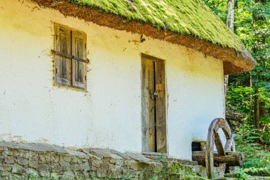 Taşralı, köhne ahşap çatılı, yemyeşil bir Orta Avrupa köyü olan House 'un birden fazla penceresi var, dinlenmek için bank ya da yakınlarda bulutlu gökyüzünden hafif bir aydınlatma var.