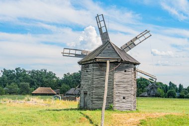Orta Avrupa 'daki kırsal, yel değirmeni manzarası geniş yelkenli yelkenli sağ tarafa bakan çok katlı bir kapı aralığı ve uzak ağaçlar kırsal bölgelere işaret ediyor.