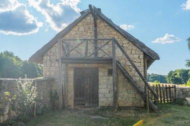 Orta Avrupa 'da antik bir köyde, yaz sonu sonbahar aylarının sonlarında inşa edilen binada ahşap bir kapı, iki küçük parmaklıklı pencere, kepenkler ve bir la üzerinden erişilebilir bir balkon bulunur.