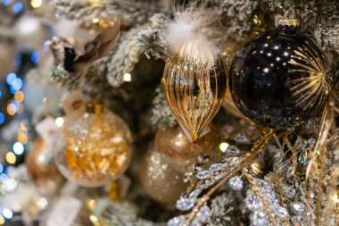 Altın takılar, karmaşık tasarımlar, süslü süsler, zıt siyah süsler, sıcak ışıklandırma, derinlik, gerçekçi bir tarz.