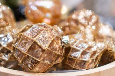 Noel süslemeleri, süsler, altın renkleri, yansıtıcı malzemeler, ahşap yüzey, metalik parıltılı şenlik havası Yeni Yıl, aydınlanma.