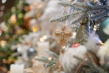 Altın, gümüş ve beyaz süslemeli Noel ağacı, aydınlatılmış ışıklar, bayram süslemeleri, şenlik havası