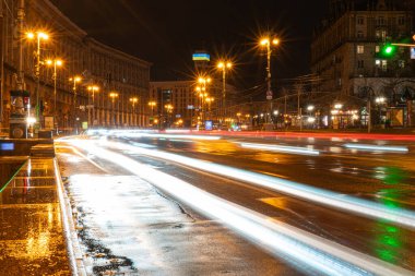 Khreshchatyk Caddesi 'ndeki gece manzarası, Kyiv Wet yolu, araç ışık çizgileri yağmur altında, aydınlık binalar ve Kyiv, Ukrayna' da uzak bir kavşak - 12 Kasım 2025