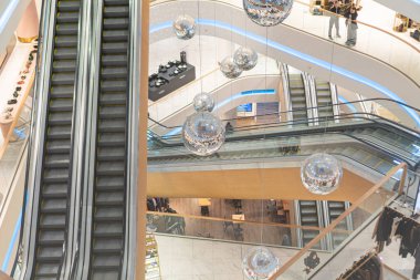 Bohdan Khmelnytsky ve Khreshhatyk caddelerinin kesişimindeki Art Deco binasındaki modern mağaza, Kyiv, Ukrayna ile birlikte iki cam asansöre odaklanmış durumda - 12 Kasım 2025