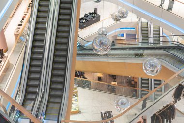 Kyiv 'deki Art Deco mağazası, asansörler ve mimari özellikler üzerine odaklanmış üç katlı alışveriş merkezi iç mekanı, parlak ışıklandırma doğal ışık, nötr kol Kyiv, Ukrayna - 12 Kasım 2025
