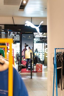 Puma mağazasının, diğer mağazalarla çevrili canlı ürünler sergilediği alışveriş merkezi sahnesi döşeme ve yukarıdan aydınlatma parlak bir envir Kyiv, Ukrayna - 12 Kasım 2025