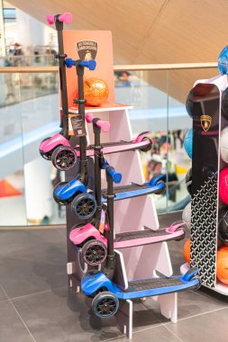 Lamborghini 'nin çeşitli çocuk mobiletlerinin sergi salonu veya mağaza ortamında üç raflı beyaz bir stantta parlak ve hatta aydınlık Kyiv, Ukrayna - 12 Kasım 2025