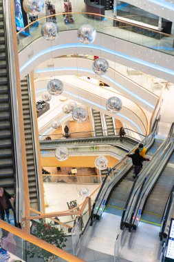 Bohdan Khmelnytsky ve Khreshhatyk caddelerinin kesiştiği noktada bulunan Art Deco mağazası, TsUM Kyiv, Ukrayna - 12 Kasım 2025