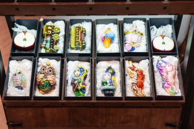 Renkli, karmaşık bir şekilde tasarlanmış Noel süslemeleri ve çocuk oyuncakları her kutuda farklı bir Kyiv, Ukrayna - 12 Kasım 2025