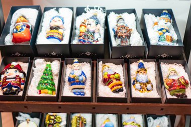 Beyaz iç kısımları olan siyah kutularda canlı Noel süslerinin toplanması, değişik festival motifleri, melekler, Noel Babalar ve renkli palet Kyiv, Ukrayna - 12 Kasım 2025