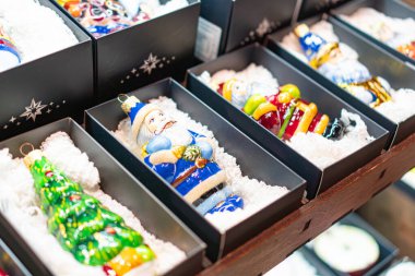 Kar taneleri, ren geyikleri, Noel Baba, vb. Kyiv, Ukrayna gibi geleneksel tatil motiflerinin yer aldığı çeşitli şekillerde, boyutlarda ve renklerde Noel süslerinin özet gösterimi - 12 Kasım 2025