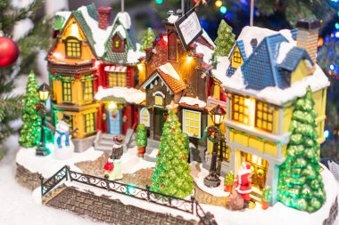 Ukrayna 'nın başkenti Kyiv' de karlı bir arazide minyatür evler ve binaların yer aldığı detaylı bir Noel manzarası. 12 Kasım 2025